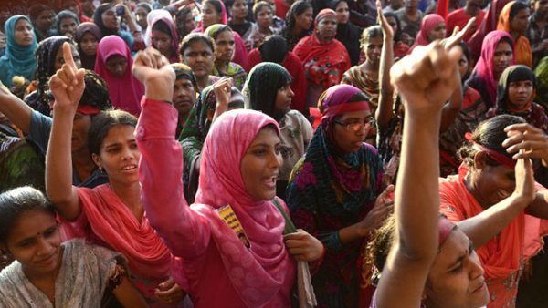 না.গঞ্জে গার্মেন্টস খুলে দিতে বিক্ষোভ, ১৯ কর্মকর্তা বরখাস্ত