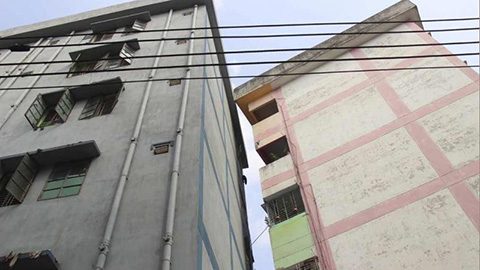 রাজধানীতে বহুতল গার্মেন্টস ভবন হেলে পড়েছে