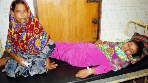 না:গঞ্জের সিদ্ধিরগঞ্জে রানা এ্যাপারেলসে গনহিষ্ট্রেরিয়ায় ২০ নারী শ্রমিক আক্রান্ত