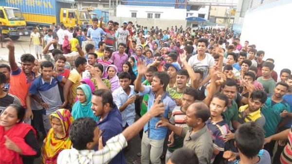 রাজধানীর বনানীতে পোশাক শ্রমিকদের সড়ক অবরোধ