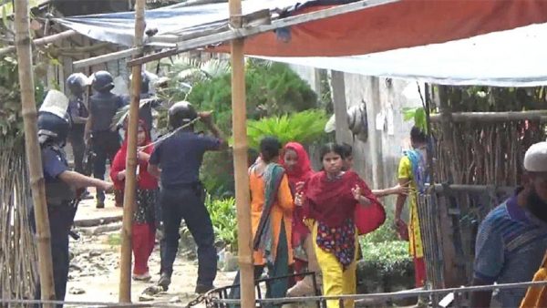 গাজীপুরে বেতনের দাবীতে পোশাক শ্রমিকদের বিক্ষোভ, পুলিশসহ আহত ২৫
