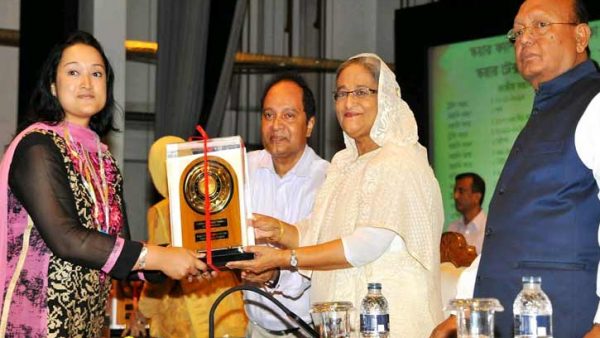 জাতীয় রপ্তানি ট্রফি পেল ১১৩ প্রতিষ্ঠান, নতুন বাজার তৈরী ও পণ্য বহুমুখিকরণে ব্যবসায়ীদের প্রতি প্রধানমন্ত্রীর আহবান