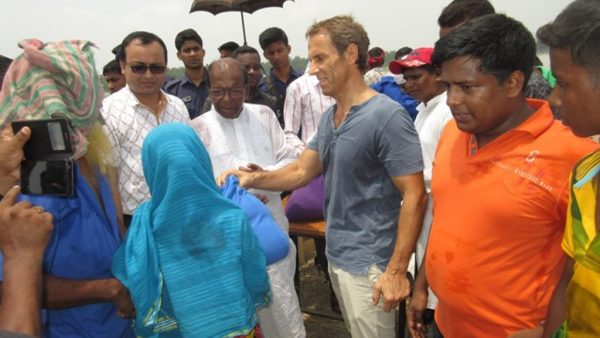 টাঙ্গাইলে  ডিকাটেক্স লিমিটেড এর উদ্যোগে বন্যার্তদের মাঝে ত্রাণসামগ্রী বিতরণ