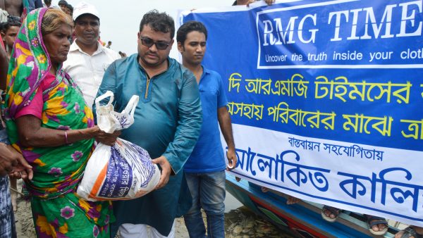 আরএমজি টাইমসের উদ্যোগে বন্যার্তদের মাঝে ত্রাণসামগ্রী বিতরণ