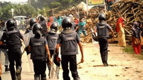 নারী শ্রমিককে মারধর; চট্টগ্রামে পুলিশ-পোশাক শ্রমিক সংঘর্ষ
