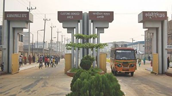 কারখানা ছুটি ঘোষণা, কর্ণফুলী ইপিজেডে পুলিশ-পোশাক শ্রমিক সংঘর্ষ