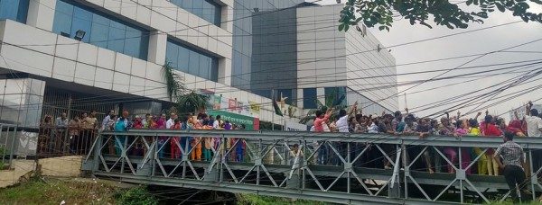 বকেয়া বেতন ও বোনাসের দাবিতে পোশাক শ্রমিকদের বিজিএমইএ ভবন ঘেরাও