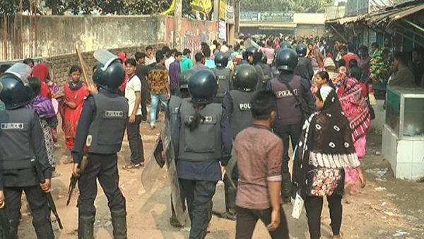 নূন্যতম বেতন ১৫ হাজার টাকার দাবীতে আশুলিয়ায় শ্রমিক অসন্তোষ ॥ ১৫ পোশাক কারখানায় ছুটি ঘোষণা