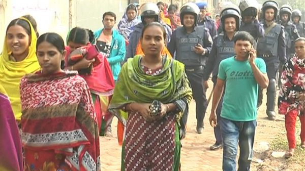 মজুরি বৃদ্ধির দাবিতে অশান্ত হয়ে উঠছে আশুলিয়া শিল্পাঞ্চল, ২৫ পোশাক কারখানায় ছুটি