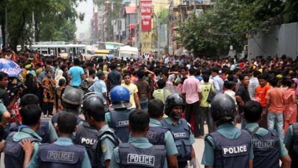 রামপুরায় শ্রমিক-পুলিশ সংঘর্ষ, আহত ২০