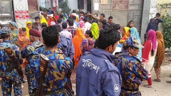 আশুলিয়ায় পোশাক কারখানায় ৩ শ্রমিককে মারধর, ৪৩ জন ছাঁটাই; প্রতিবাদে কর্মবিরতী