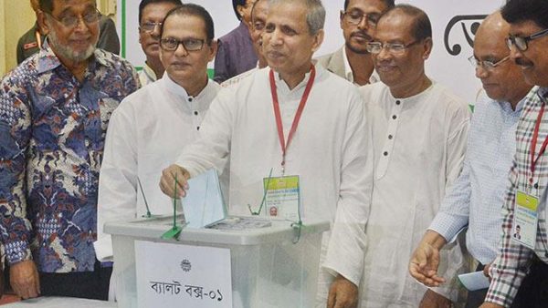 বিনা প্রতিদ্বন্দ্বিতায় এফবিসিসিআই সভাপতি হলেন বিজিএমইএ’র সাবেক সভাপতি সফিউল ইসলাম