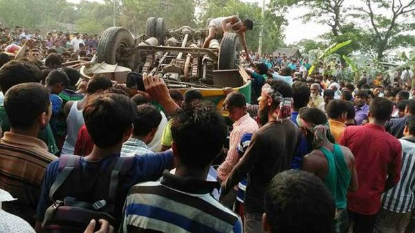 রংপুরে ট্রাক উল্টে নিহত ১৬, বেশিরভাগই পোশাকশ্রমিক