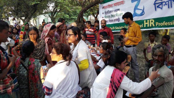 ত্রাণ ও চিকিৎসা সেবা দিয়ে বন্যার্ত অসহায় মানুষের পাশে দাঁড়ালো বিশার্প