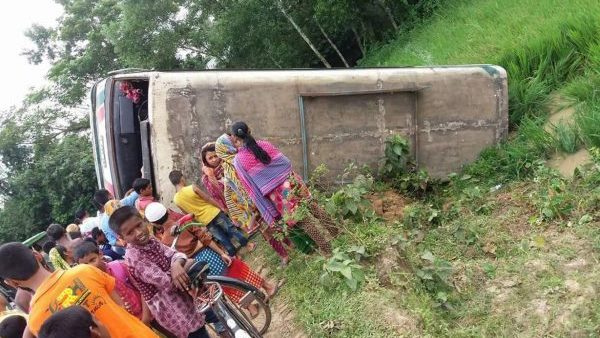 শ্রীপুরে পোশাক কারখানার শ্রমিকবাহী বাস উল্টে আহত ১৭