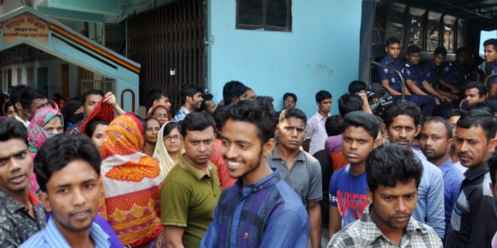 আজম নিটিং লিঃ পোশাক কারখানার বকেয়া বেতনের দাবীতে আন্দোলন