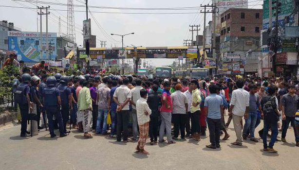 সাভারে পোশাক শ্রমিকদের মহাসড়ক অবরোধ