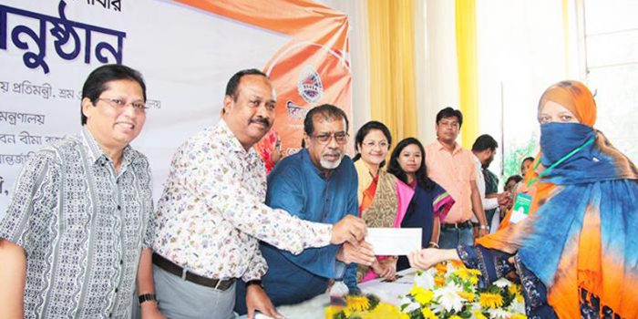পোশাক খাতে মৃত ৪২৯ শ্রমিকের পরিবারকে বীমার চেক প্রদান