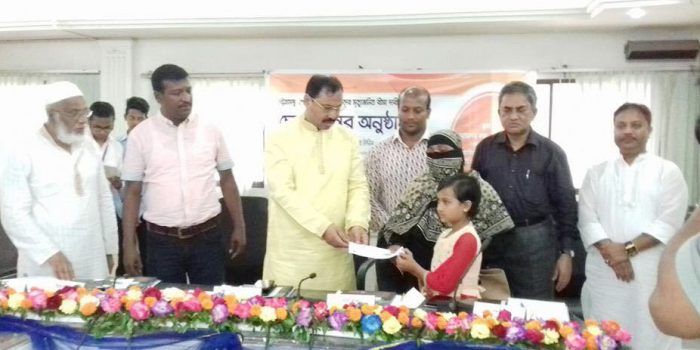 চট্টগ্রামে মৃত শ্রমিকের উত্তরাধিকারীদের মধ্যে ৪৬ লক্ষ টাকার বীমার চেক প্রদান