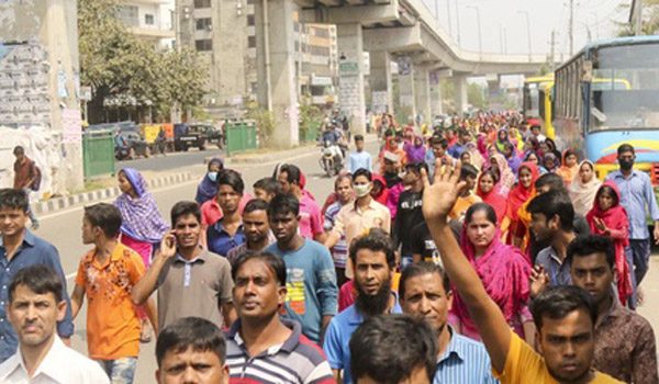 বেতন-ভাতা বৃদ্ধির দাবিতে তেজগাঁওয়ের সাতরাস্তা মোড়ে পোশাক শ্রমিকদের বিক্ষোভ