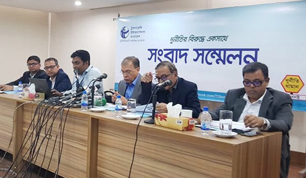পোশাক খাতের মজুরি বাড়েনি, বাস্তবে ২৬ শতাংশ কমেছে : টিআইবি