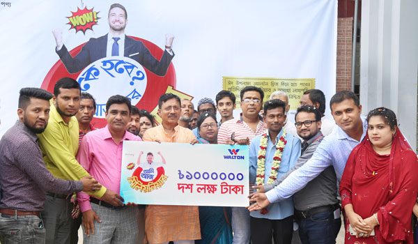 মায়ের জন্য ওয়ালটন ফ্রিজ কিনে ১০ লাখ টাকা পেলেন রিকশাচালক
