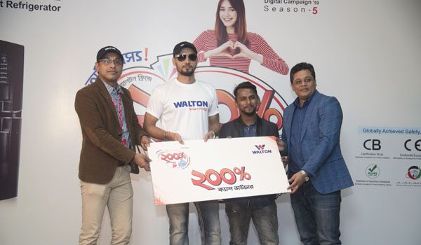 ওয়ালটন ফ্রিজের ক্রেতা টিটুর হাতে ক্যাশ ভাউচার তুলে দিলেন মাশরাফি