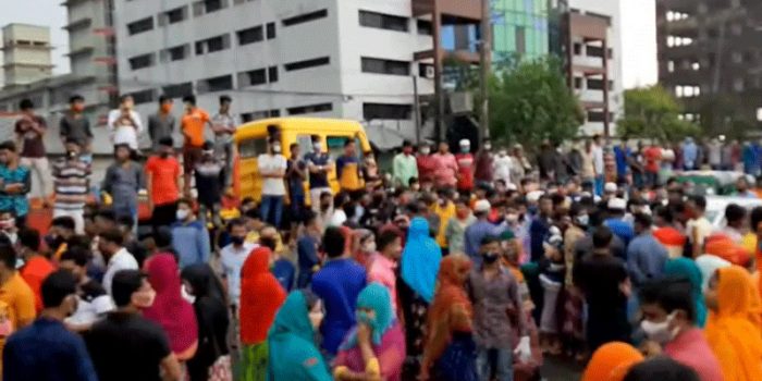 গাজীপুরে বেতনের দাবিতে লকডাউন ভেঙে পোশাক শ্রমিকরা মহাসড়কে
