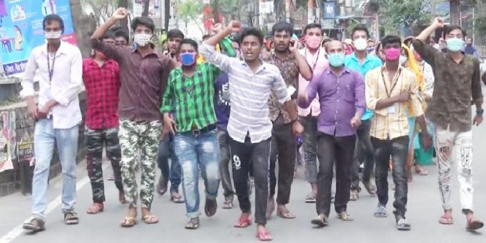 নারায়ণগঞ্জে তিন পোশাক কারখানার শ্রমিকদের বিক্ষোভ