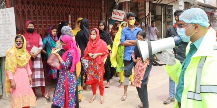 বেতনের দাবিতে রাজধানীর বিভিন্ন এলাকায় পোশাক শ্রমিকদের বিক্ষোভ