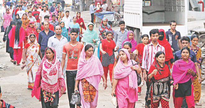 এখনো চালু অনেক পোশাক কারখানা, করোনা ঝুঁকিতে শ্রমিকরা
