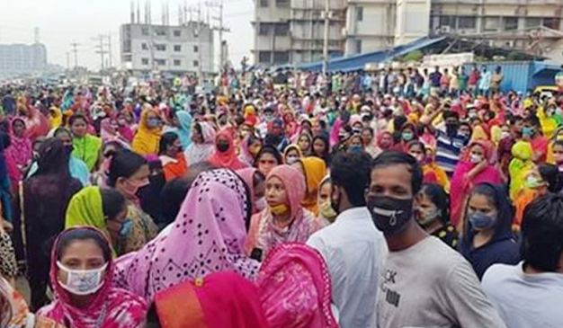 গাজীপুরে শ্রমিক ছাঁটাইয়ের গুজবে সড়ক অবরোধ করে বিক্ষোভ