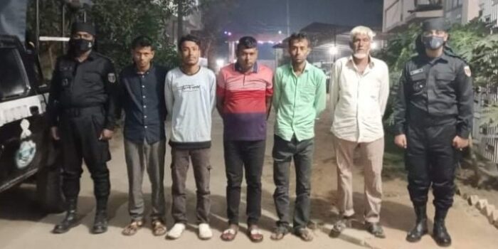 মাঝপথে রপ্তানিপণ্য চুরির অভিযোগে ৫ জনকে আটক