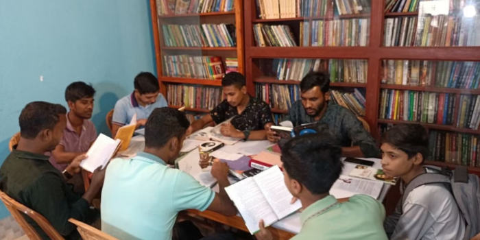Day labourer sets up library, helps spread knowledge in Kurigram