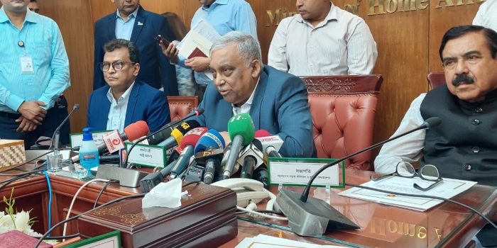 পোশাক শ্রমিকদের ছুটি ধাপে ধাপে দেওয়ার অনুরোধ স্বরাষ্ট্রমন্ত্রীর